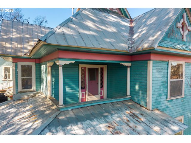 1580 MARKHAM Rd, Hood River, OR 97031