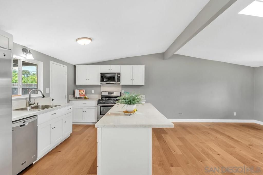 Image 11 of property listing at 536 Rogue Rd, El Cajon, CA 92020