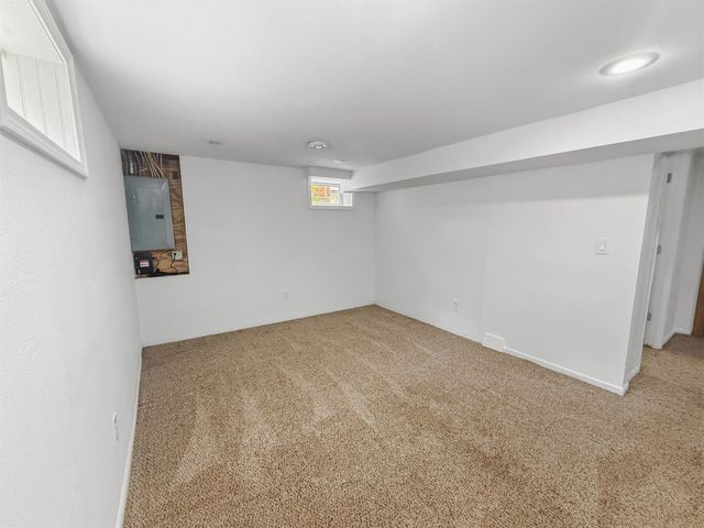 1205 7TH Ave NW, Minot, ND 58703