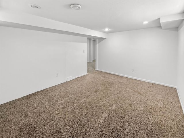 1205 7TH Ave NW, Minot, ND 58703