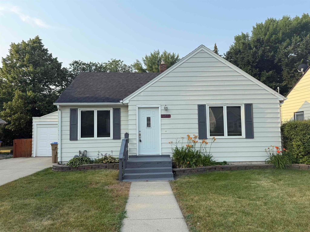 1205 7TH Ave NW, Minot, ND 58703