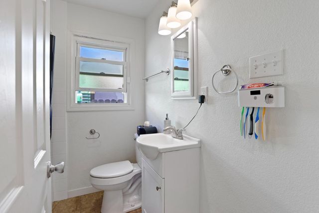 6038 Fruitridge Rd, Sacramento, CA 95820