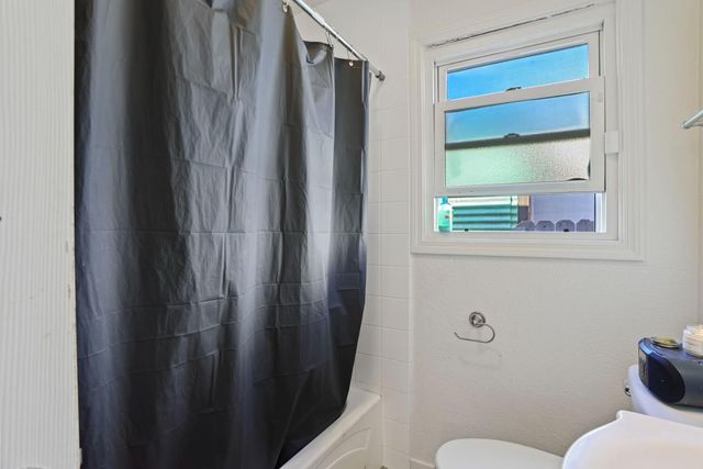 6038 Fruitridge Rd, Sacramento, CA 95820