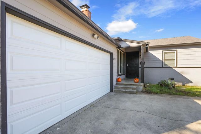 6038 Fruitridge Rd, Sacramento, CA 95820