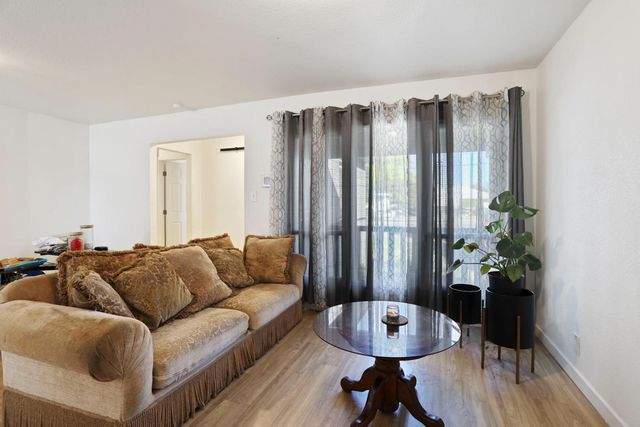 6038 Fruitridge Rd, Sacramento, CA 95820