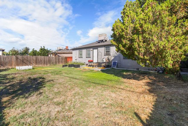 6038 Fruitridge Rd, Sacramento, CA 95820