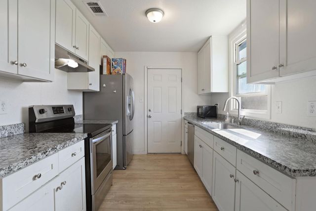 6038 Fruitridge Rd, Sacramento, CA 95820