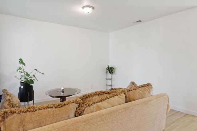 6038 Fruitridge Rd, Sacramento, CA 95820