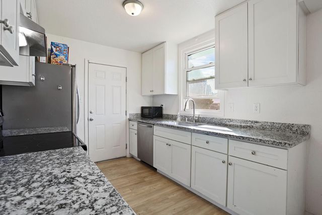 6038 Fruitridge Rd, Sacramento, CA 95820