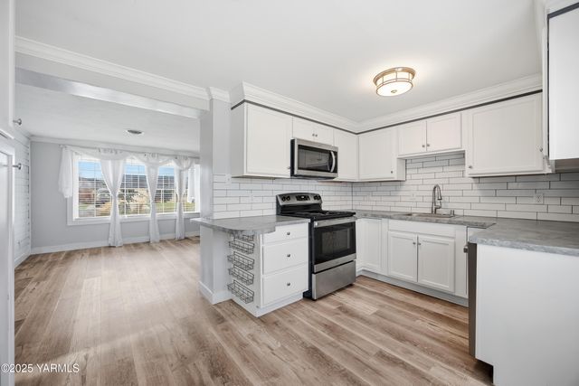 S 905 Ione St, Kennewick, WA 99336