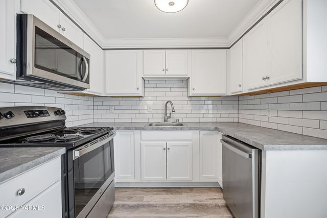 S 905 Ione St, Kennewick, WA 99336