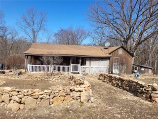 1615 N Service Rd W, St Clair, MO 63077