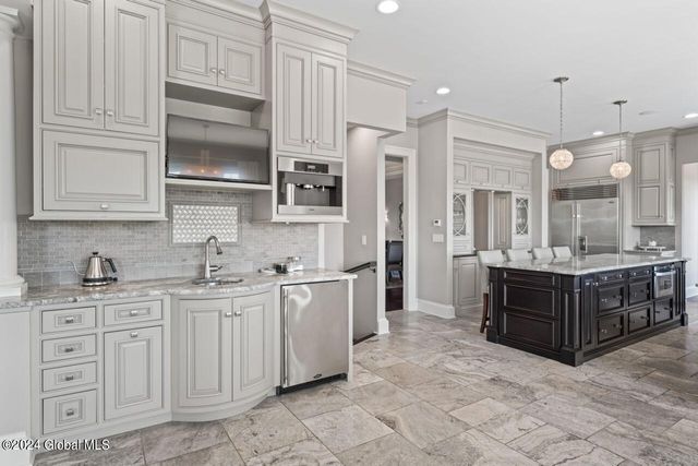 7 Stoneridge Drive, Colonie, NY 12211