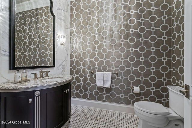 7 Stoneridge Drive, Colonie, NY 12211