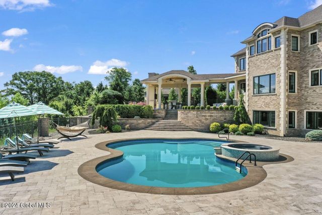 7 Stoneridge Drive, Colonie, NY 12211