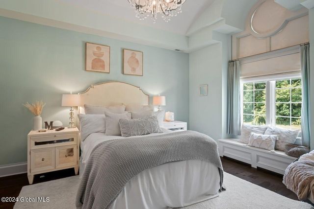 7 Stoneridge Drive, Colonie, NY 12211