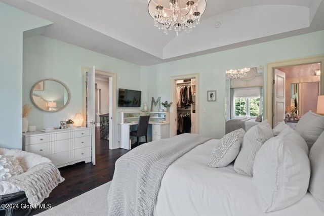 7 Stoneridge Drive, Colonie, NY 12211