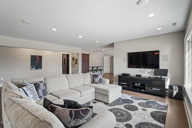 7 Stoneridge Drive, Colonie, NY 12211