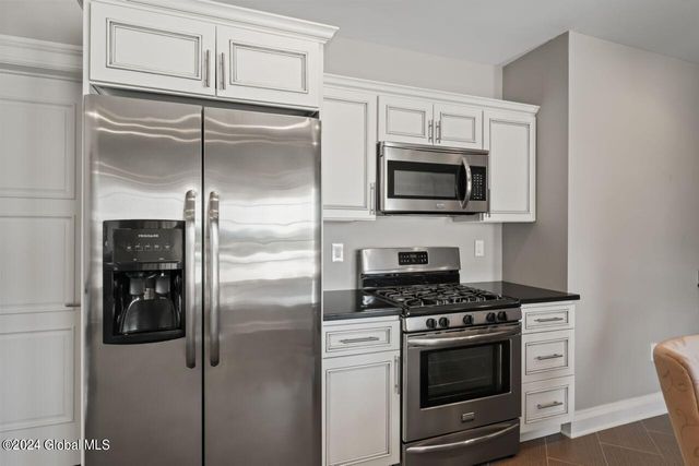 7 Stoneridge Drive, Colonie, NY 12211