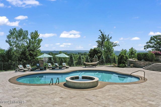 7 Stoneridge Drive, Colonie, NY 12211