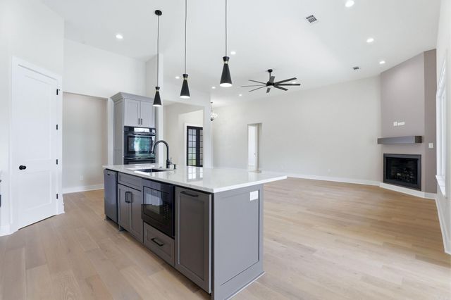 7636 S Shoreline Blvd, Benton, AR 72019