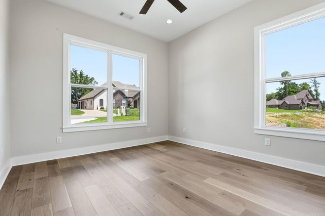 7636 S Shoreline Blvd, Benton, AR 72019