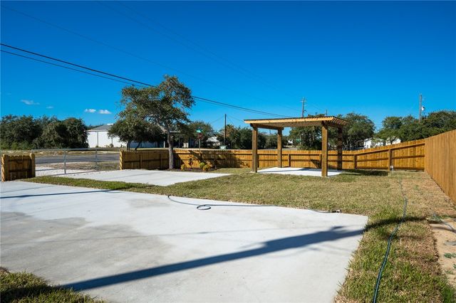 831 S Terry St, Rockport, TX 78382