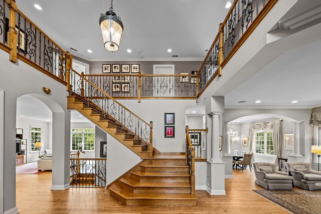 911 Queens Lane, Glenview, IL 60025