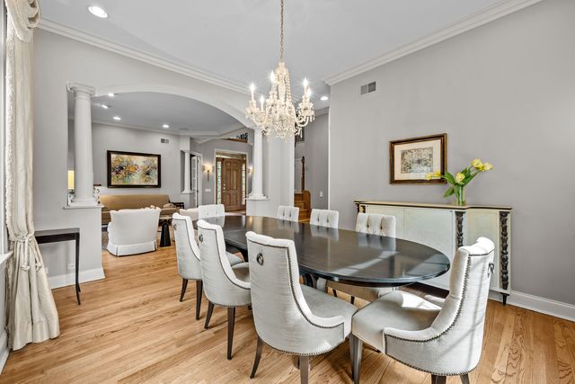 911 Queens Lane, Glenview, IL 60025