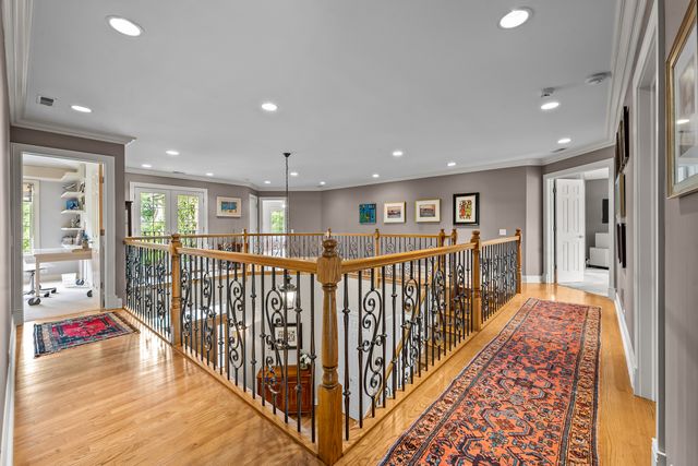 911 Queens Lane, Glenview, IL 60025