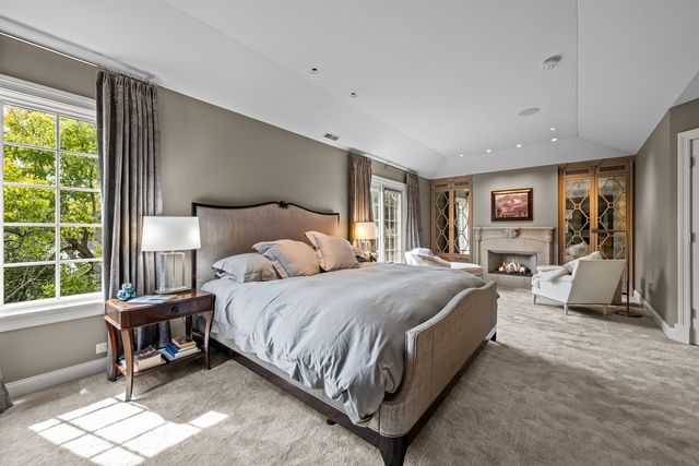 911 Queens Lane, Glenview, IL 60025