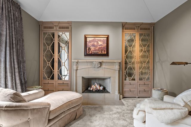 911 Queens Lane, Glenview, IL 60025