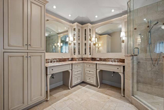 911 Queens Lane, Glenview, IL 60025