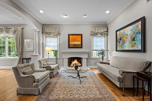 911 Queens Lane, Glenview, IL 60025