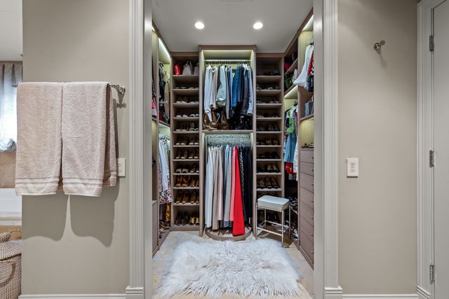 911 Queens Lane, Glenview, IL 60025