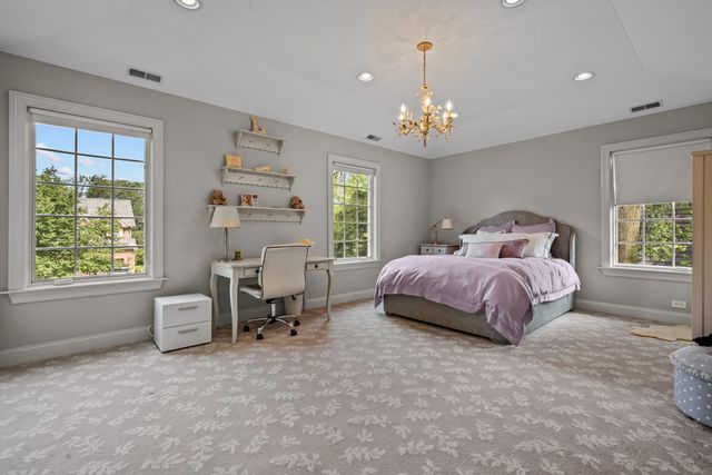911 Queens Lane, Glenview, IL 60025