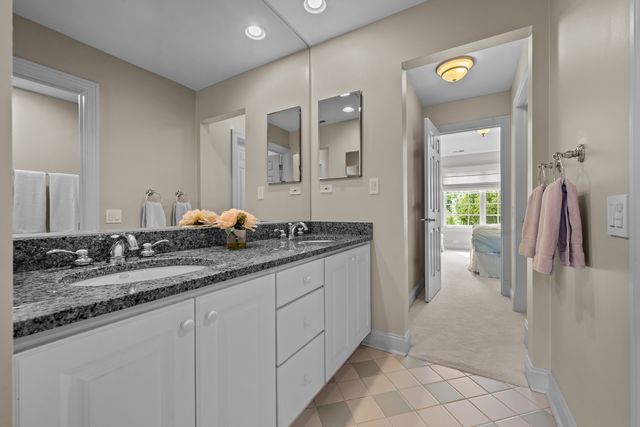 911 Queens Lane, Glenview, IL 60025