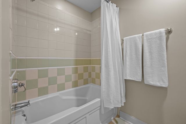 911 Queens Lane, Glenview, IL 60025