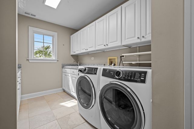 911 Queens Lane, Glenview, IL 60025