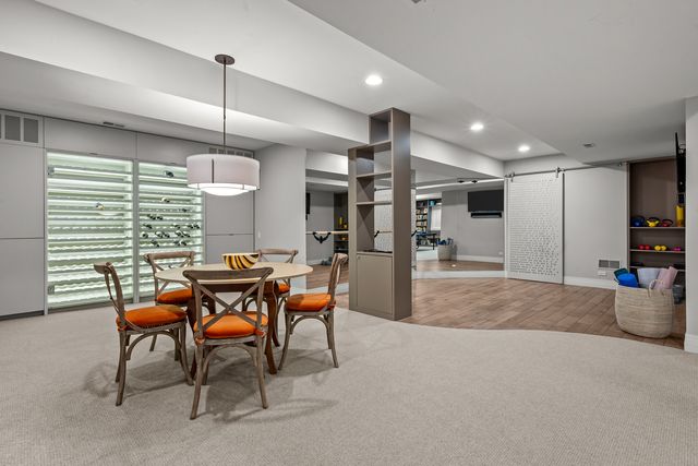 911 Queens Lane, Glenview, IL 60025