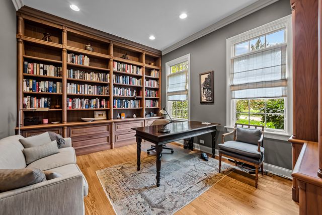 911 Queens Lane, Glenview, IL 60025