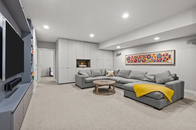 911 Queens Lane, Glenview, IL 60025