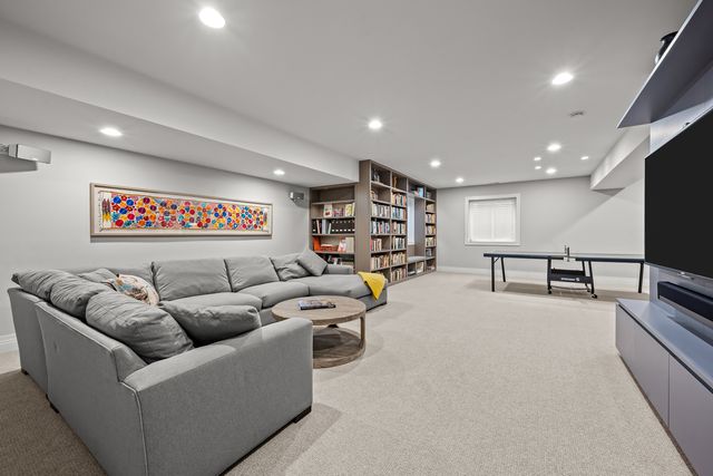 911 Queens Lane, Glenview, IL 60025