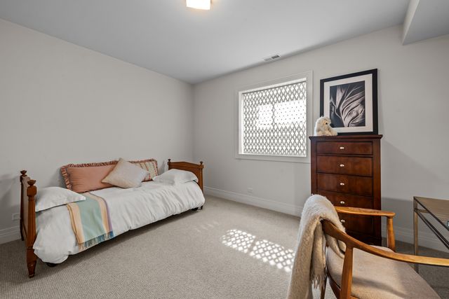 911 Queens Lane, Glenview, IL 60025