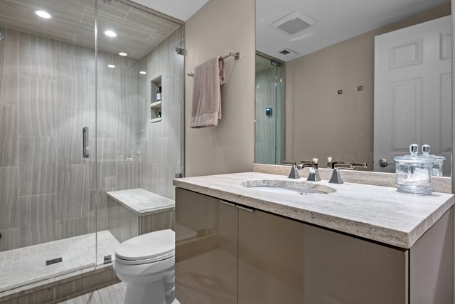 911 Queens Lane, Glenview, IL 60025