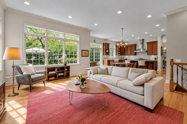 911 Queens Lane, Glenview, IL 60025