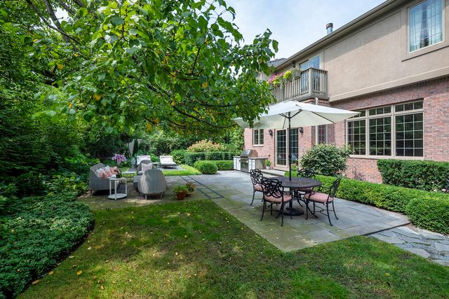 911 Queens Lane, Glenview, IL 60025
