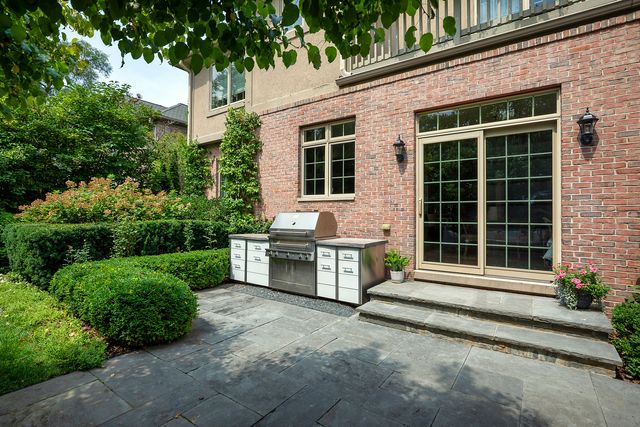 911 Queens Lane, Glenview, IL 60025