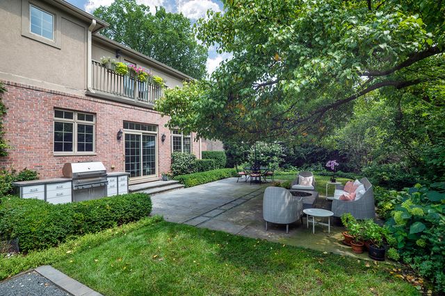 911 Queens Lane, Glenview, IL 60025