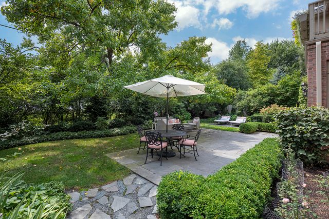 911 Queens Lane, Glenview, IL 60025